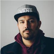 Fotógrafo con gran experiencia en la fotografía social y de eventos.